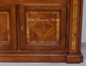 Libreria classica costruita artigianalmente in legno massello di noce con 2 ante intarsiate in ulivo
